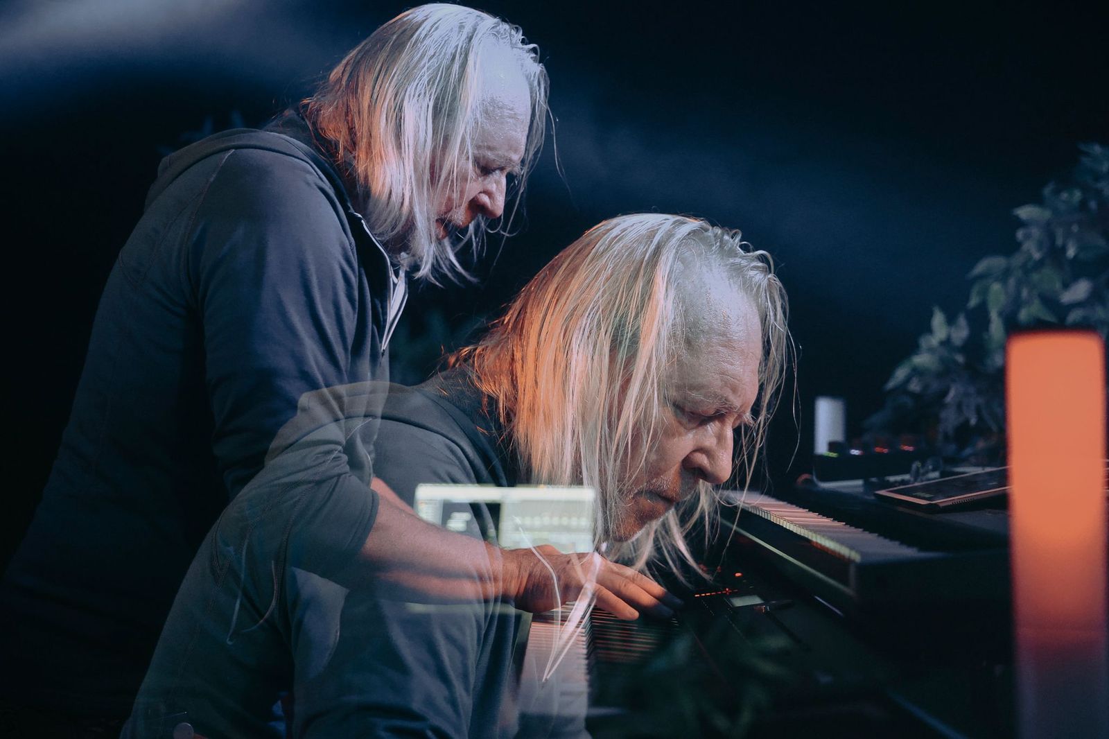 Eric Mouquet de Deep Forest aux claviers, en surimpression