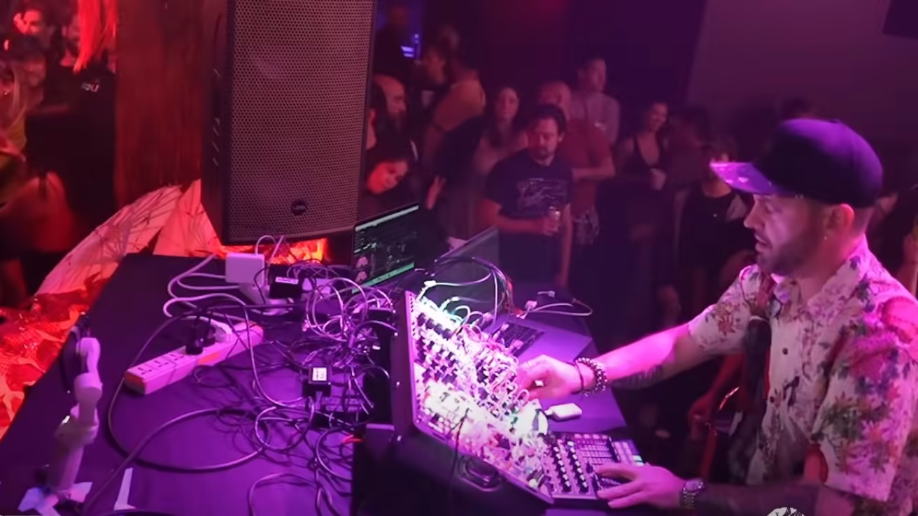 
<span>Sébastien Léger VS le live machines (ft. Sébastien Léger)</span>
