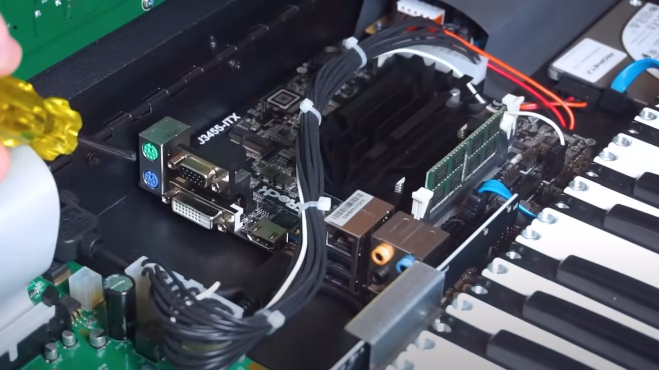 
<span>Cette vieille carte mère ASRock est dans tous les Prophet X</span>
