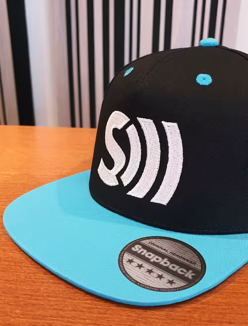 Casquette bleue avec logo brodé
