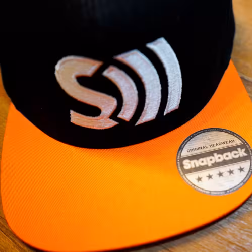 Casquette orange avec logo brodé