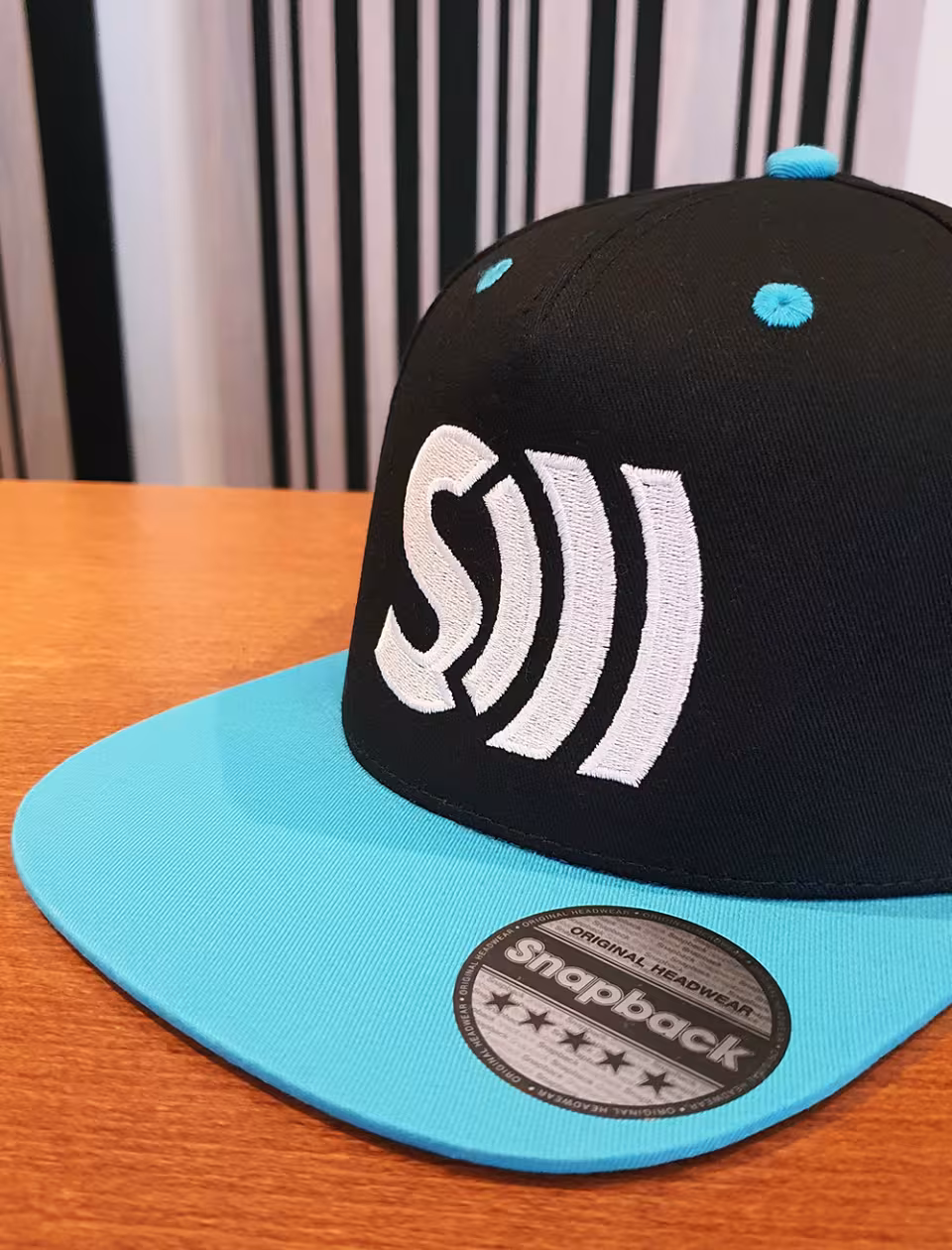 Casquette bleue avec logo brodé