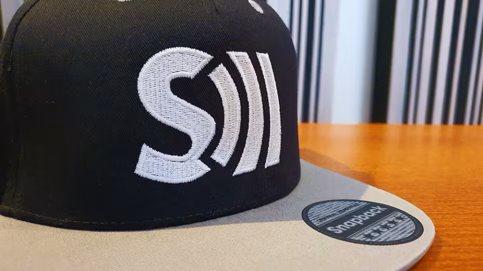 Casquette grise avec logo brodé